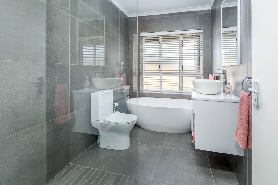 3 Bedroom Property for Sale in Aurora Western Cape